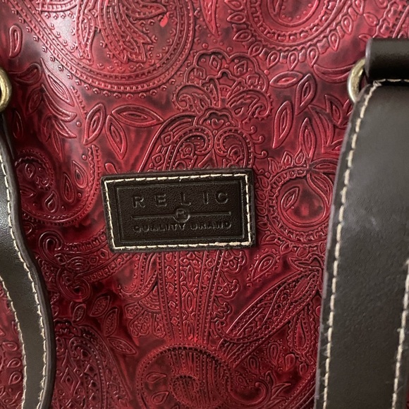 Relic Leather Purse. It’s a crossbody purse with an adjustable strap. - Picture 3 of 8